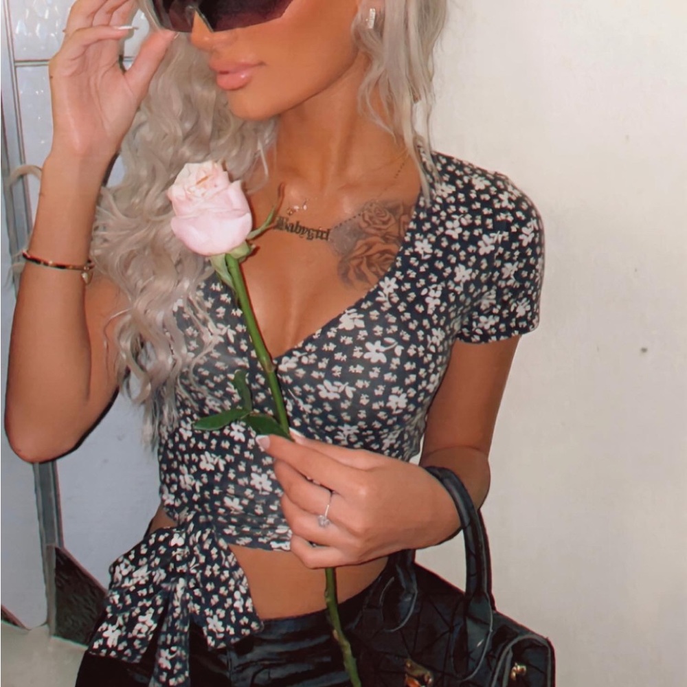 Flower design tie crop top shirt